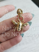 Load image into Gallery viewer, Bee Zipper Pull