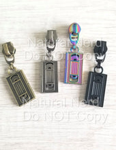 Load image into Gallery viewer, VHS Zipper Pull