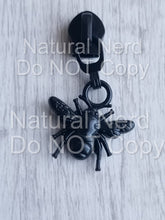 Load image into Gallery viewer, Bee Zipper Pull