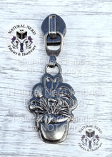Load image into Gallery viewer, Venus Fly Trap Zipper Pull