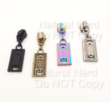 Load image into Gallery viewer, VHS Zipper Pull
