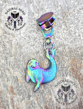Load image into Gallery viewer, A matte rainbow detailed zipper pull designed to look like a harbor seal. 
